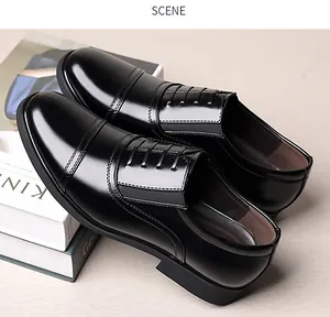 Detailansicht der glänzenden schwarzen Herren-Business-Lederschuhe mit Cap-Toe-Design