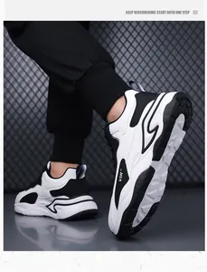 Detail van herensneakers met antislip rubberen zool en VIR-branding aan de zijkant