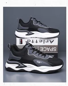 Macro-opname van retro sneakers met dikke zool van zwart en grijs patchwork leer
