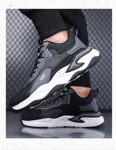 Detailoverzicht van herensneakers met ademend mesh en dikke sportieve zolen
