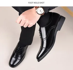 Details von schwarzen Oxford-Schuhen aus Leder mit Cap-Toe für Business-Outfits