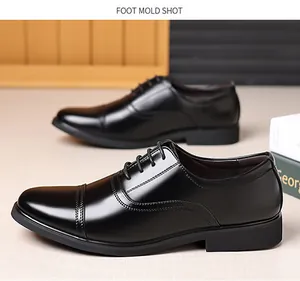 Detail der klassischen schwarzen Cap-Toe Lederschuhe mit Ziernähten und poliertem Finish
