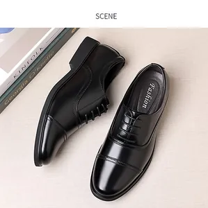 Draufsicht auf schwarze Oxford-Schuhe mit Querkappe, glatter Oberfläche und Schnürung