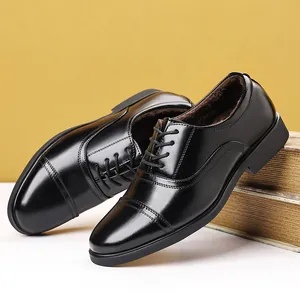 Scarpe formali da uomo in pelle nera con punta a cappuccio e fodera calda interna