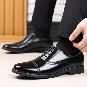 Scarpe classiche in pelle nera da uomo modello cap-toe ideali per ufficio e cerimonia