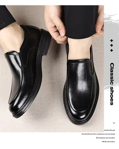 Gros plan de chaussures en cuir noir sans lacets avec finition polie et surpiqûres