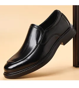 Détail de chaussures en cuir noir sans lacets avec couture mocassin et semelle gomme