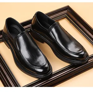 Détail de mocassins en cuir noir avec coutures en U et semelles en caoutchouc antidérapant