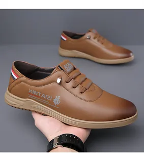 Détail macro de la chaussure décontractée en cuir marron avec dégradé et semelle antidérapante