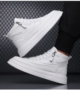 Dettaglio di sneakers alte in pelle bianca con cerniera metallica e cuciture