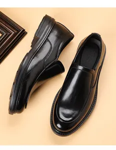 Détail de mocassin en cuir noir avec coutures soignées et finition business polie