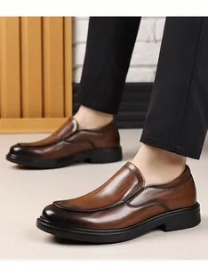 Détail de mocassins en cuir marron avec bout dégradé pour chaussures de ville homme