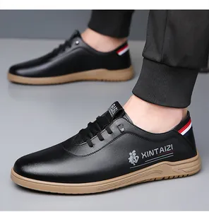 Détail de chaussure décontractée en cuir noir avec semelle en gomme antidérapante et rayures