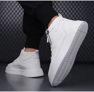 Vista laterale delle sneakers alte in pelle bianca con cerniera laterale e suola antiscivolo