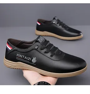 Détail de chaussures décontractées en cuir noir avec semelle en caoutchouc antidérapante