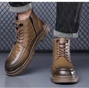 Nahaufnahme brauner Herren-Lederstiefel mit Vintage-Farbverlauf und seitlichem Reißverschluss