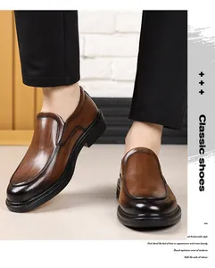 Vue macro des mocassins en cuir marron montrant le dégradé poli et le design classique