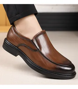 Détail de mocassins en cuir marron poli montrant la finition brillante et la semelle