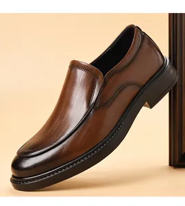 Vue détaillée des mocassins en cuir marron foncé montrant le grain fin et la semelle en gomme