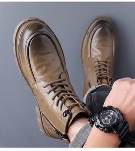 Detailansicht der braunen Lederstiefel im Retro-Stil mit Schnürung und Seitenreißverschluss