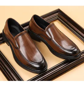 Détail de mocassins en cuir marron foncé avec dégradé et finition polie élégante