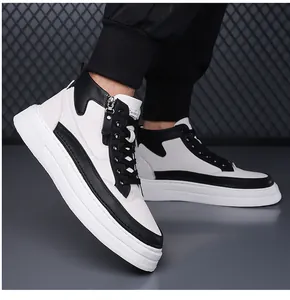 Dettaglio di sneaker alte da uomo con cerniere laterali e suole in gomma spessa