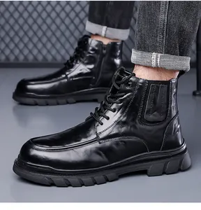 Detailansicht der schwarzen Lederstiefel mit Schnürung und Seitenreißverschluss am Model