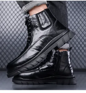 Detailansicht schwarzer Leder-Boots mit Reißverschluss und robuster, rutschfester Gummisohle