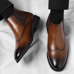 Stivaletti Chelsea da uomo in pelle marrone con dettagli brogue e suola nera spessa