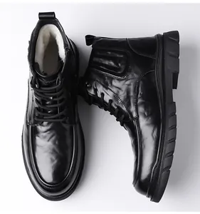 Detailansicht schwarzer Leder-Winterstiefel mit weißem Kunstfellfutter und Anti-Rutsch-Sohle