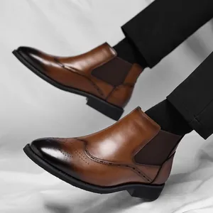 Stivaletti Chelsea marroni da uomo con dettagli brogue e finitura vintage sfumata