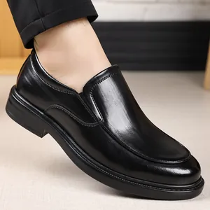 Chaussures de ville homme en cuir noir sans lacets avec bout rond et fini poli
