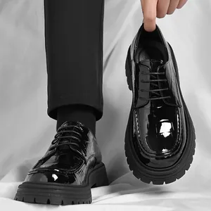 Chaussures derby classiques en cuir noir gaufré avec semelles épaisses antidérapantes