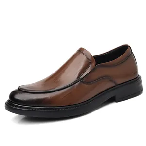 Mocassins classiques en cuir marron avec bout bruni et semelle en caoutchouc pour homme