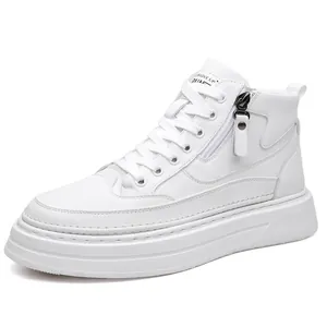 Sneakers alte bianche con cerniera laterale e fodera in pile per moda casual uomo