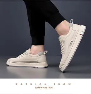 Vue détaillée de baskets en cuir blanc cassé avec semelles épaisses bicolores