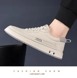 Détail d'une basket blanche en similicuir avec logo Yeopa et semelle en caoutchouc