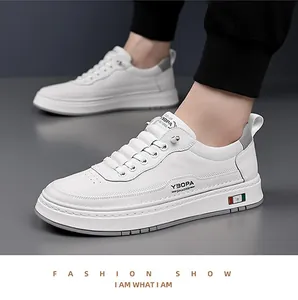 Détail de baskets en cuir blanc avec marquage YBOPA et décor bicolore sur la semelle