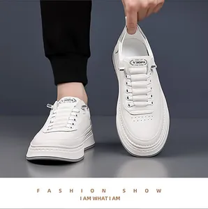 Vue détaillée de baskets en cuir blanc avec perforations aux orteils et marquage sur la languette