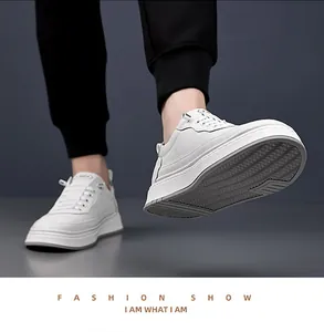 Détail de la semelle en caoutchouc antidérapante des baskets basses en cuir blanc