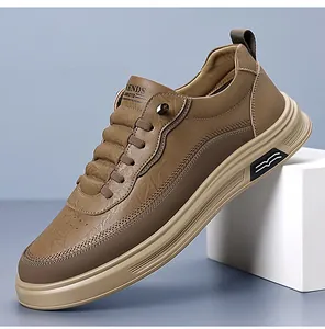 Dettaglio ravvicinato di sneaker casual marroni con tomaia testurizzata e suola logo