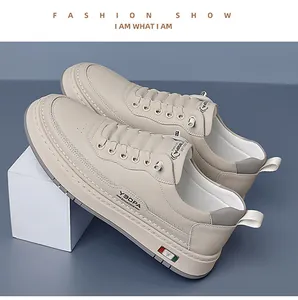 Vue latérale détaillée des baskets beiges pour hommes avec accents gris et semelles épaisses