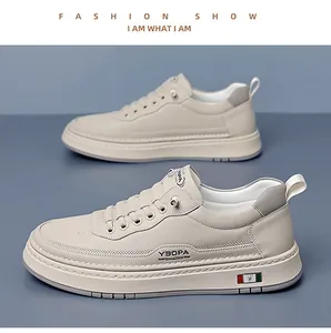 Détail de mocassins en cuir beige avec logo YBOPA et semelles en caoutchouc
