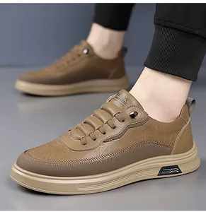 Dettaglio delle sneakers da uomo in pelle marrone con tomaia testurizzata e suola spessa
