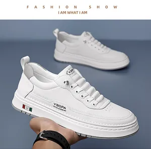 Vue détaillée de baskets blanches avec marquage latéral et détails tricolores