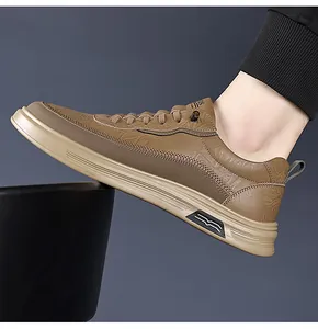Dettaglio di sneaker da uomo in pelle marrone con finitura testurizzata e suola spessa