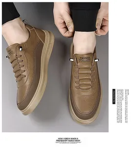 Dettaglio di sneakers casual da uomo in pelle marrone con lacci elastici e texture