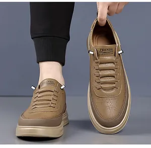 Dettaglio della pelle martellata marrone e del logo TRENDS ADDICTED su scarpe casual uomo