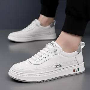 Sneakers casual uomo in pelle bianca con dettagli tricolore e logo del marchio su fondo