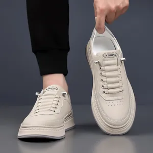 Sneaker casual da uomo in pelle bianco crema con suole in gomma antiscivolo